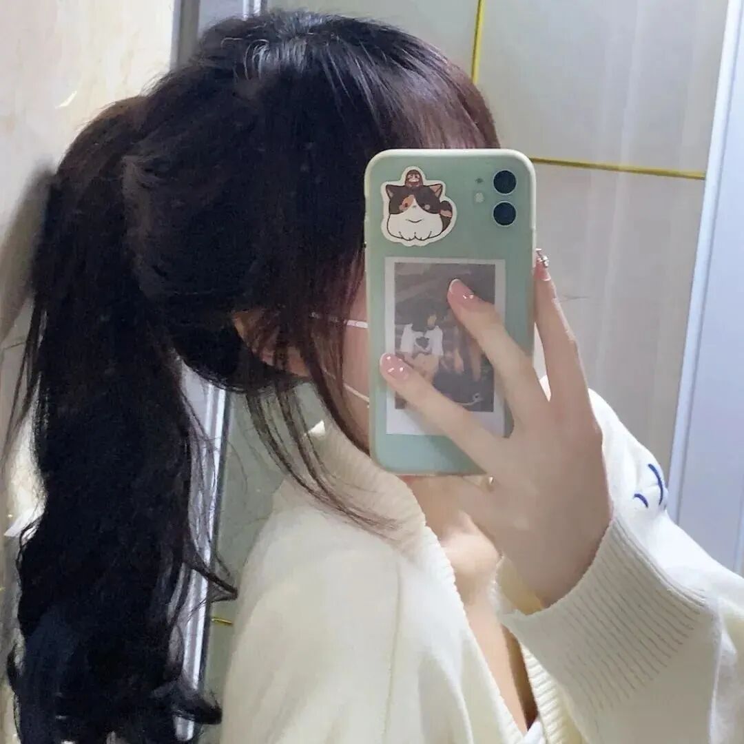 自拍手机甜妹不露脸女生头像