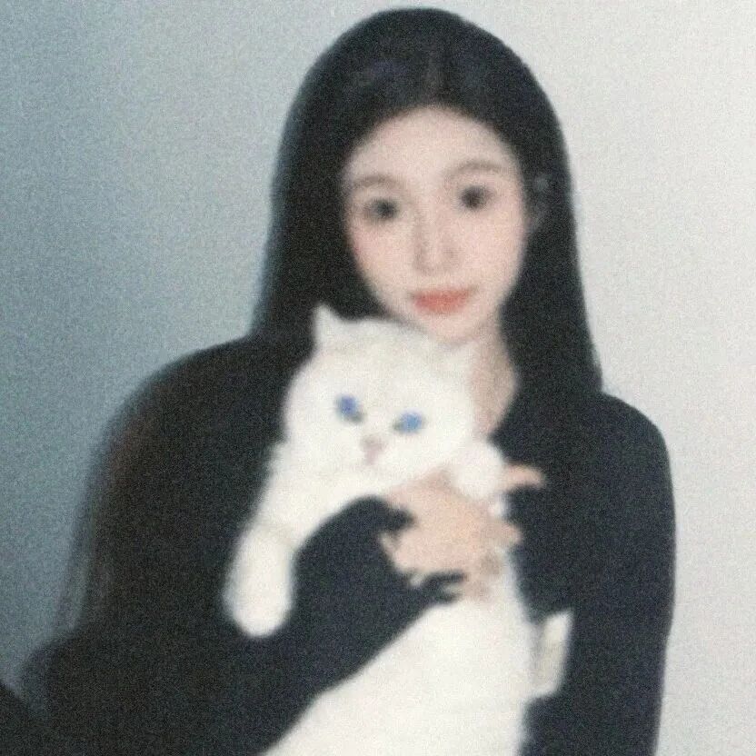 抱着猫咪朦胧感女生头像