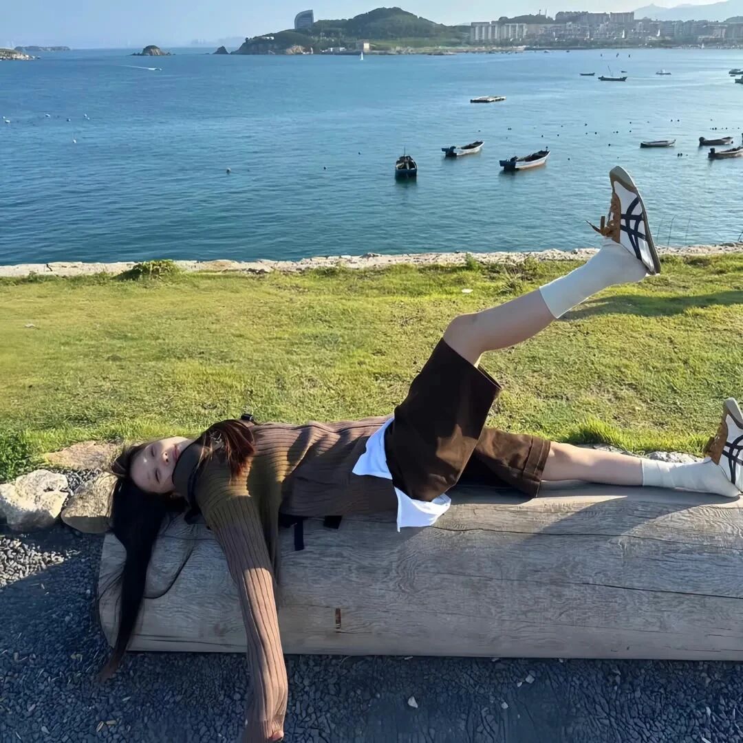 躺着自由感女生头像