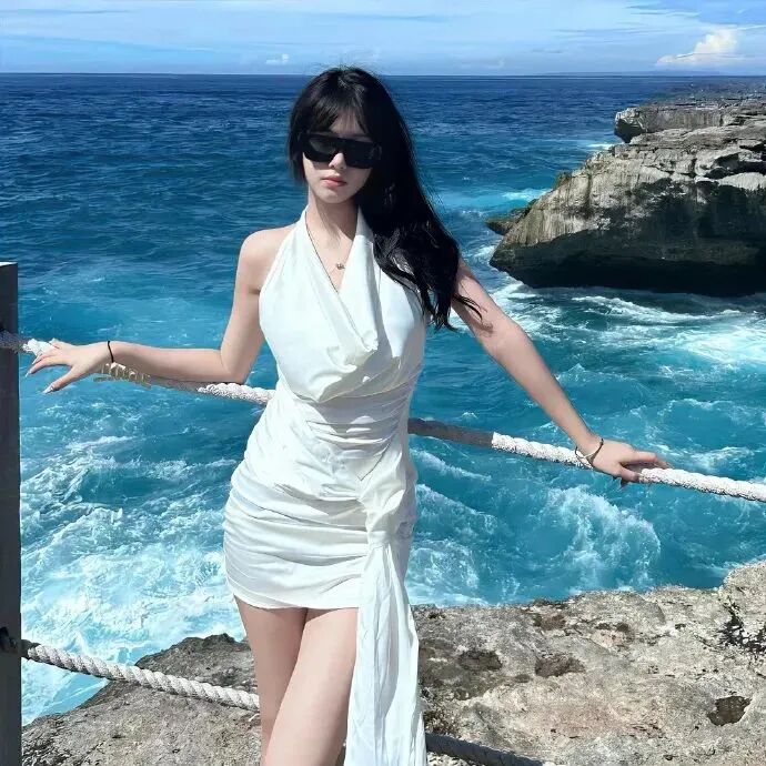 海边墨镜气质女生头像