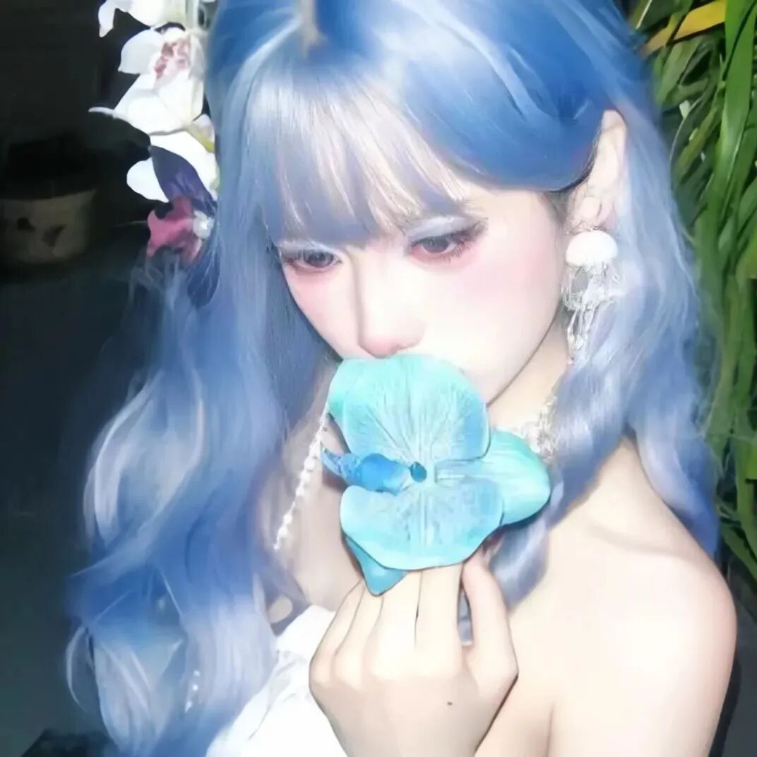 蓝色系很飒女生头像
