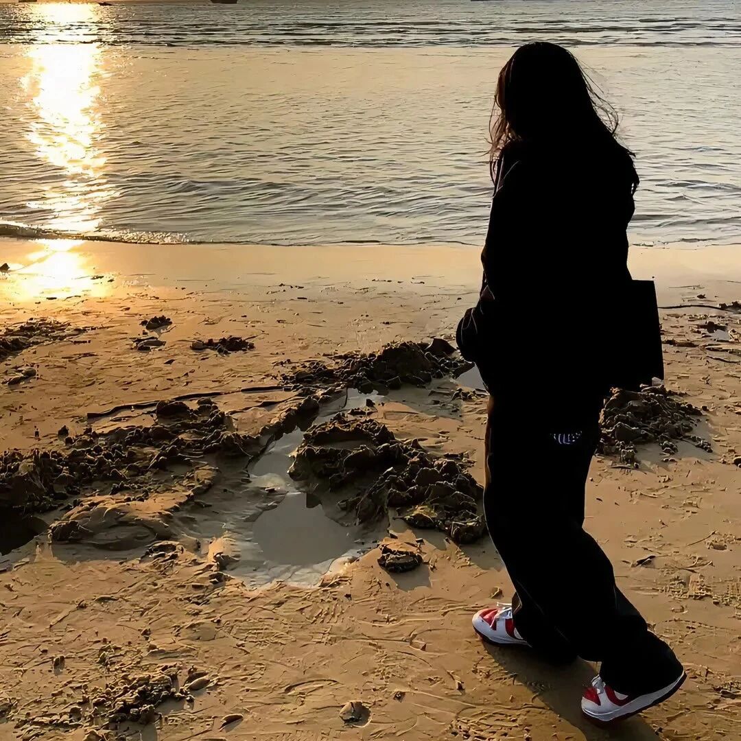 海边自由感背影不露脸女生头像