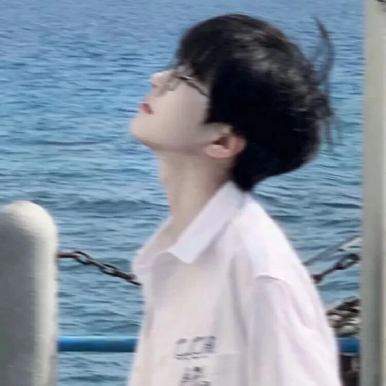 海边帅气侧脸男生头像