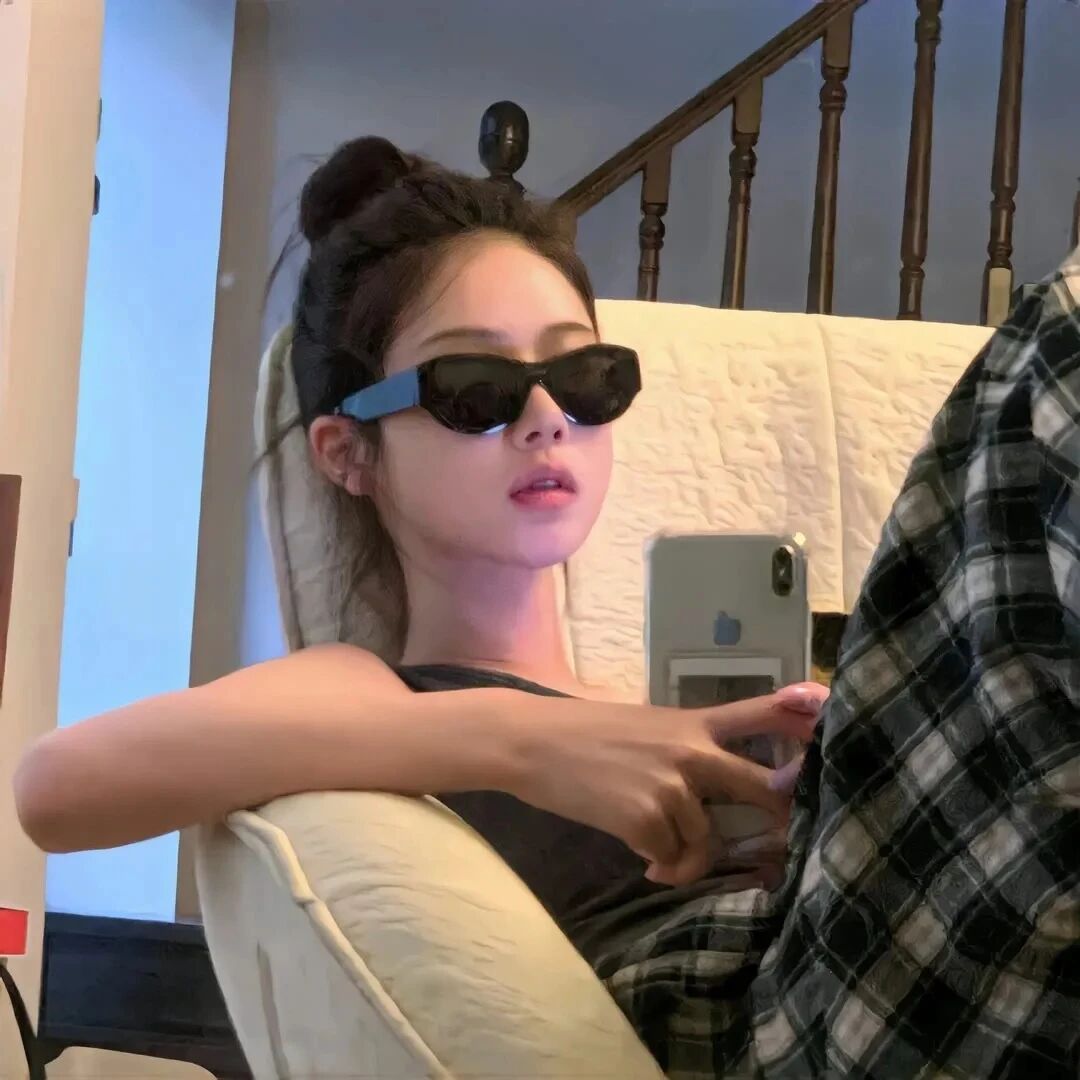 墨镜自拍手机很飒女生头像