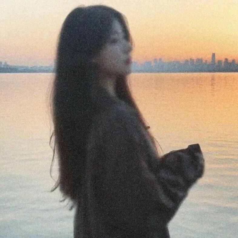 海边氛围感侧脸女生头像