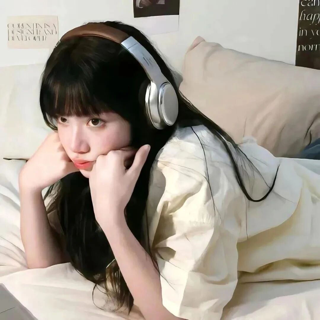 戴耳机温柔女生头像
