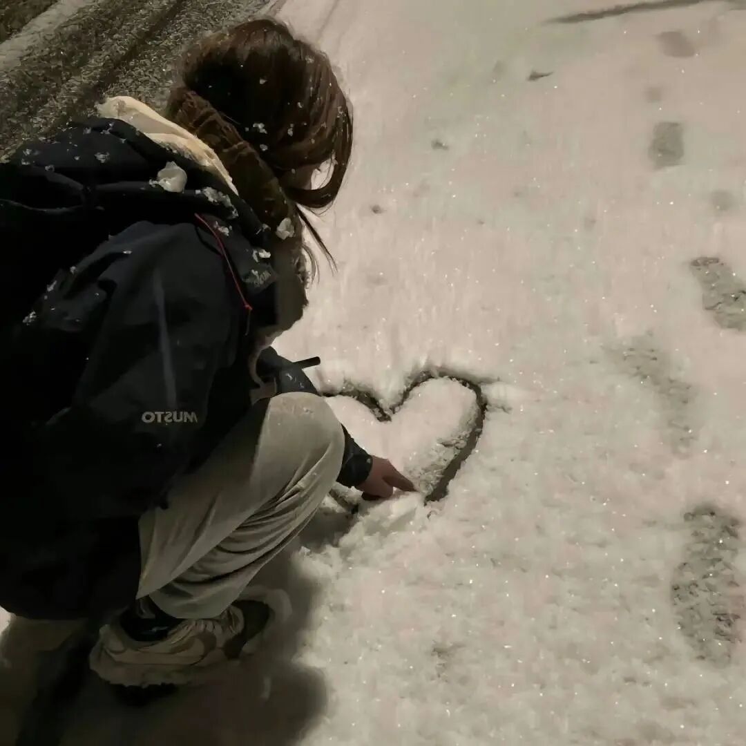 爱心冬天背影小众不露脸女生头像
