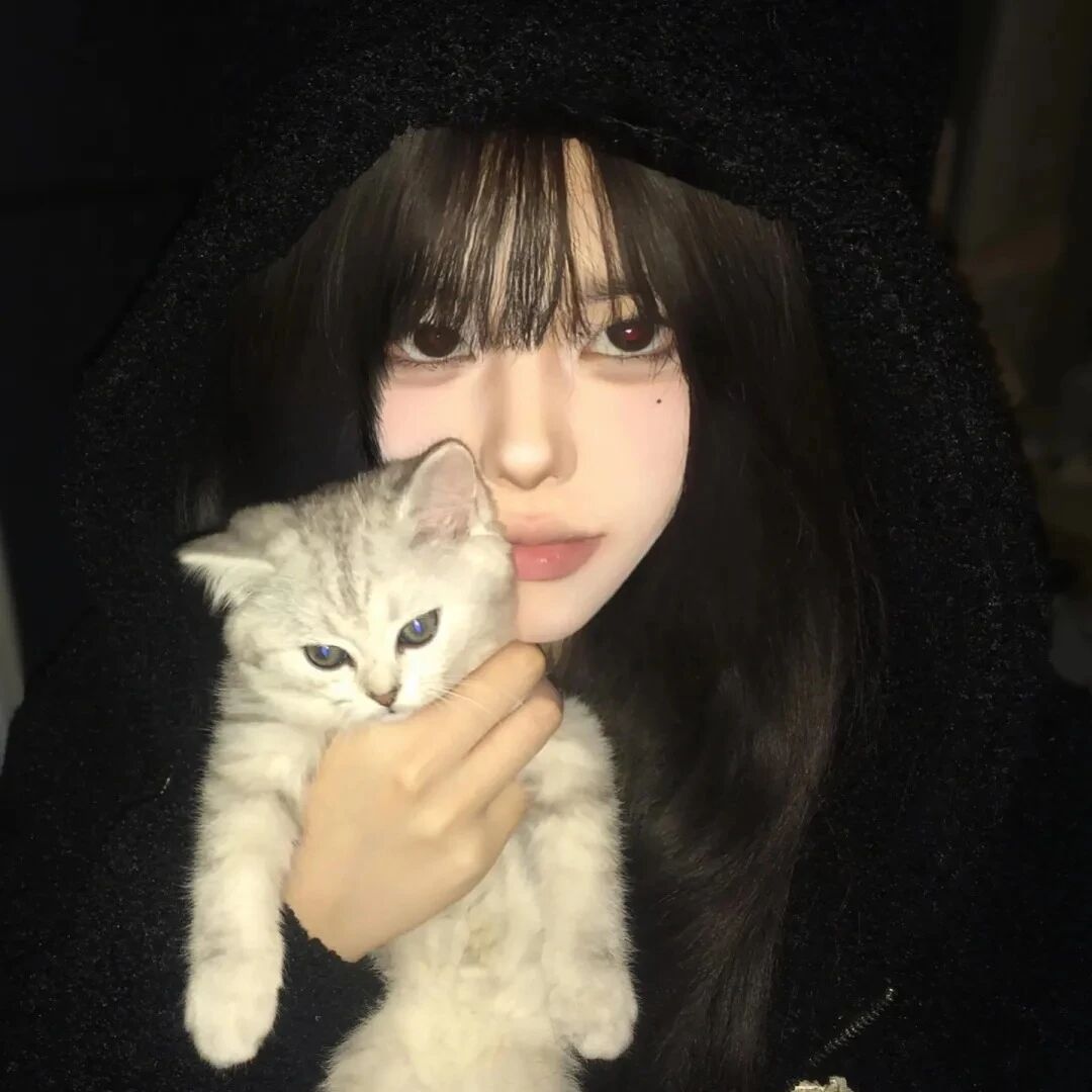 catbzjyqolfjfaxiao抱着猫咪单人真人情侣头像