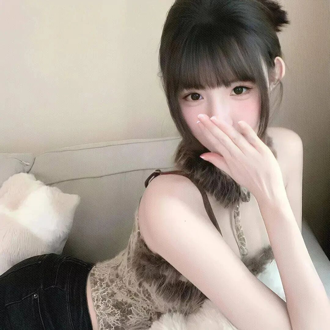 捂嘴纯欲女生头像