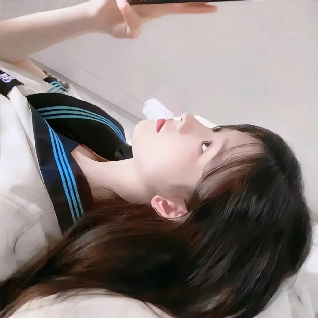 jk制服躺着温柔侧脸女生头像