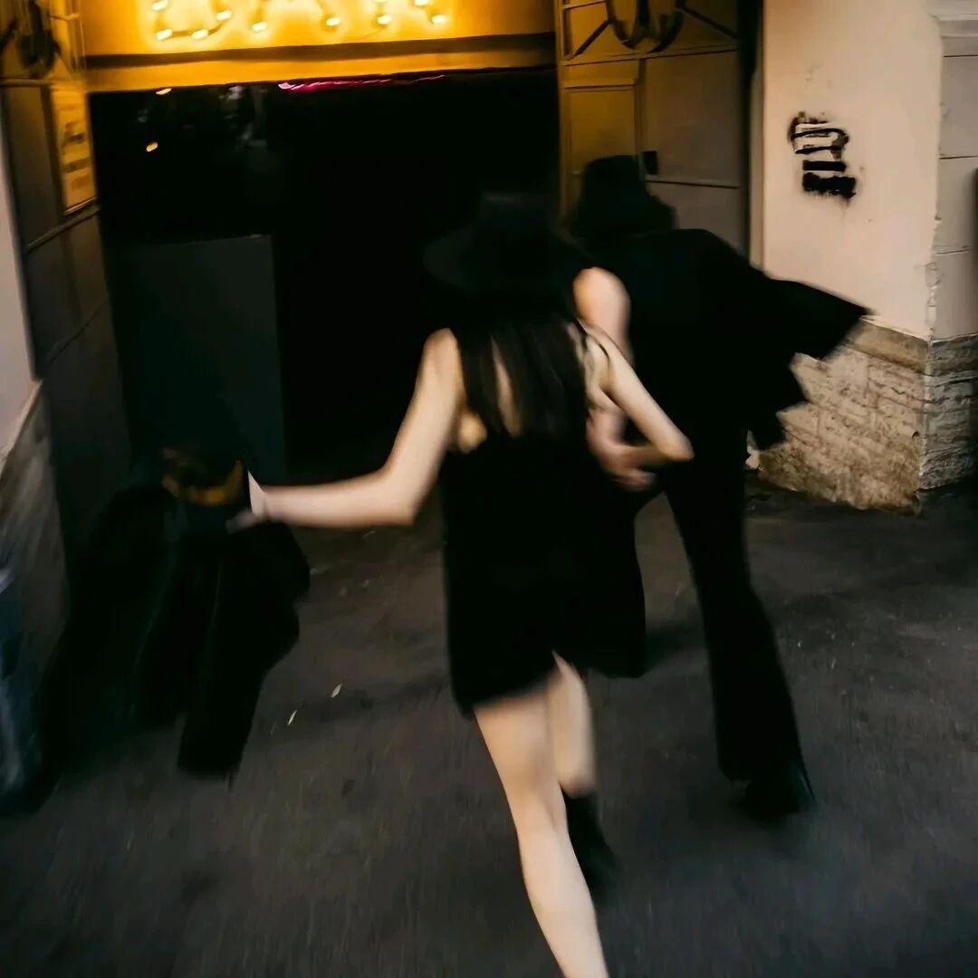 氛围感背影不露脸女生头像