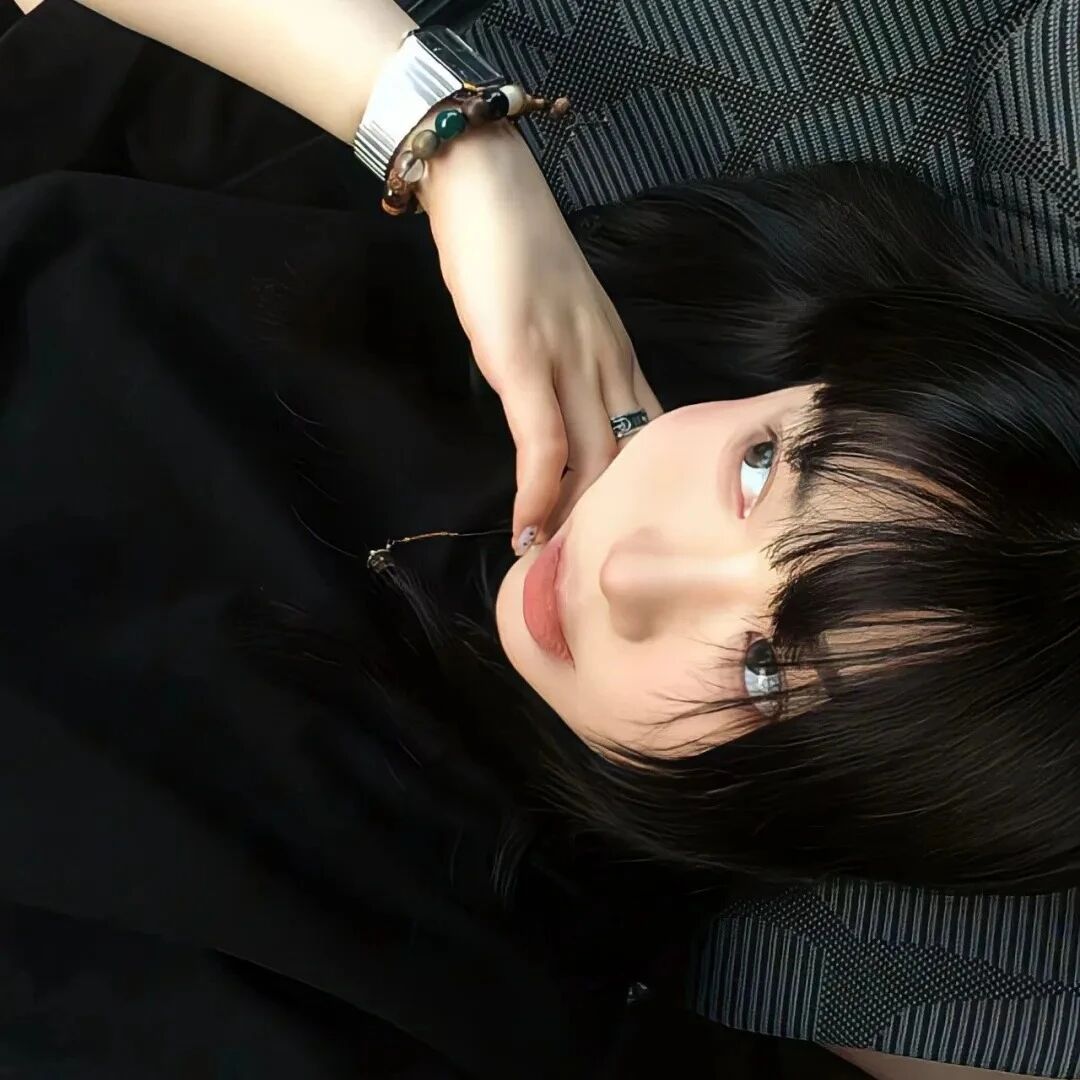 躺着甜妹女生头像