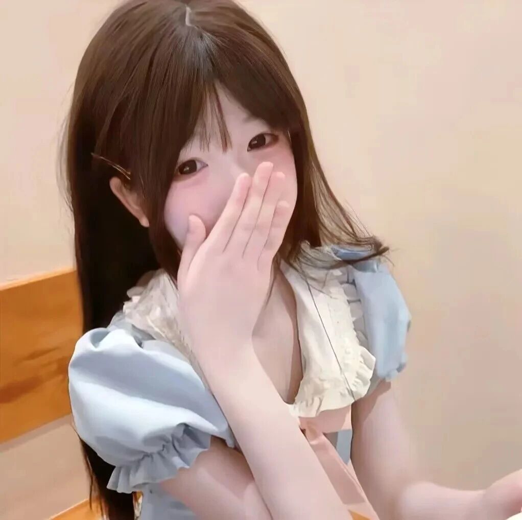 捂嘴少萝女生头像