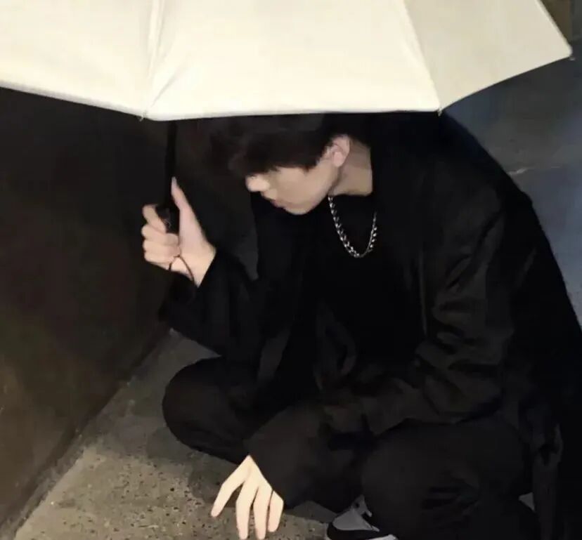 撑伞帅气男生头像
