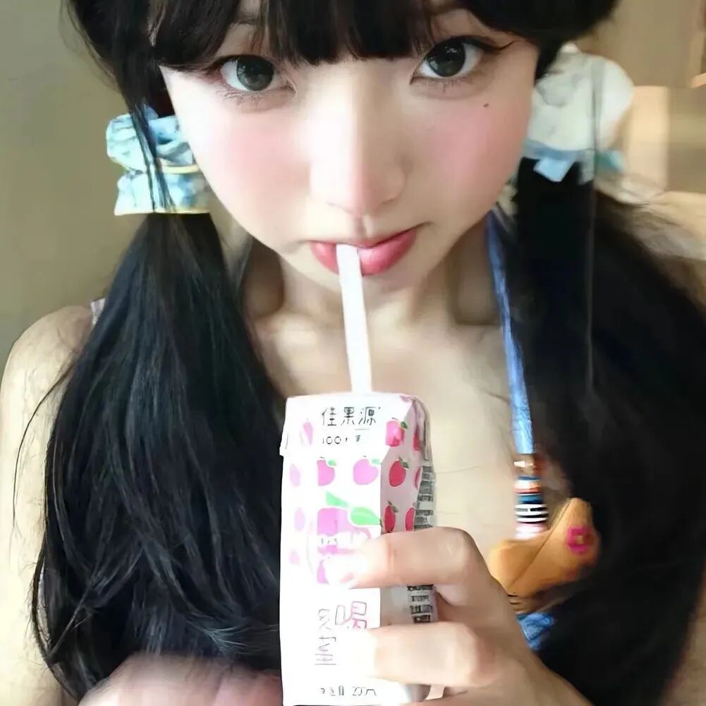喝饮料甜妹女生头像