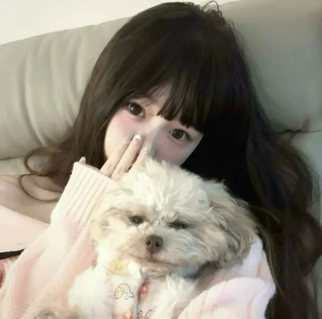 抱着狗狗甜妹女生头像