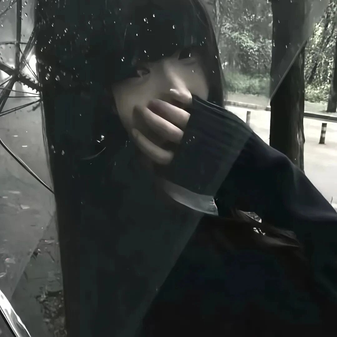 捂嘴伤感女生头像