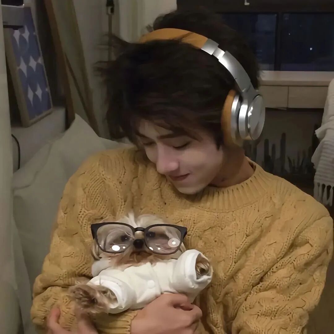 戴耳机抱着狗狗帅气男生头像