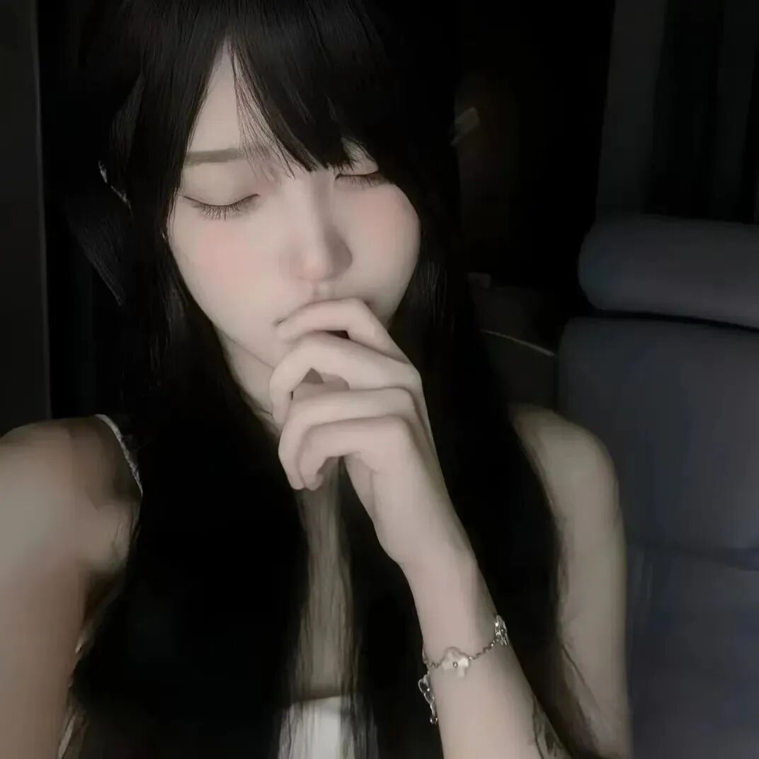 捂嘴纯欲女生头像