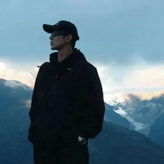 高山墨镜成熟侧脸男生头像