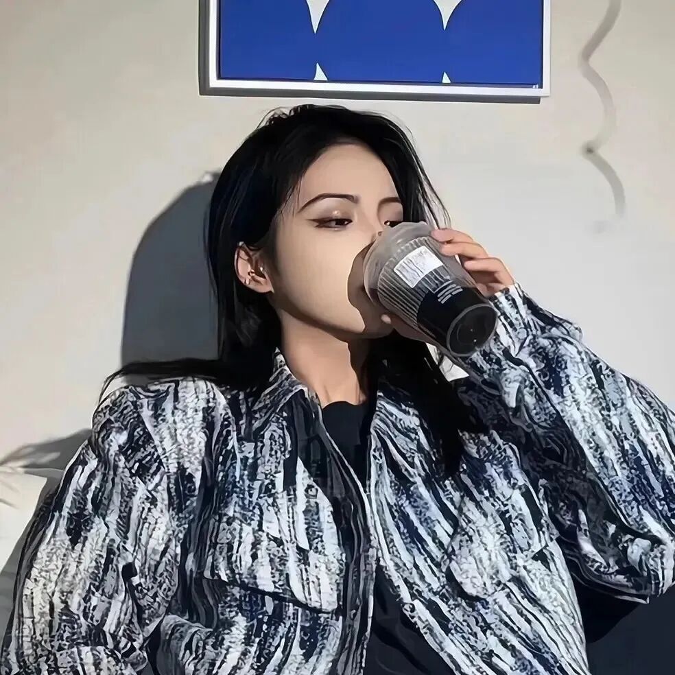 喝咖啡很飒女生头像