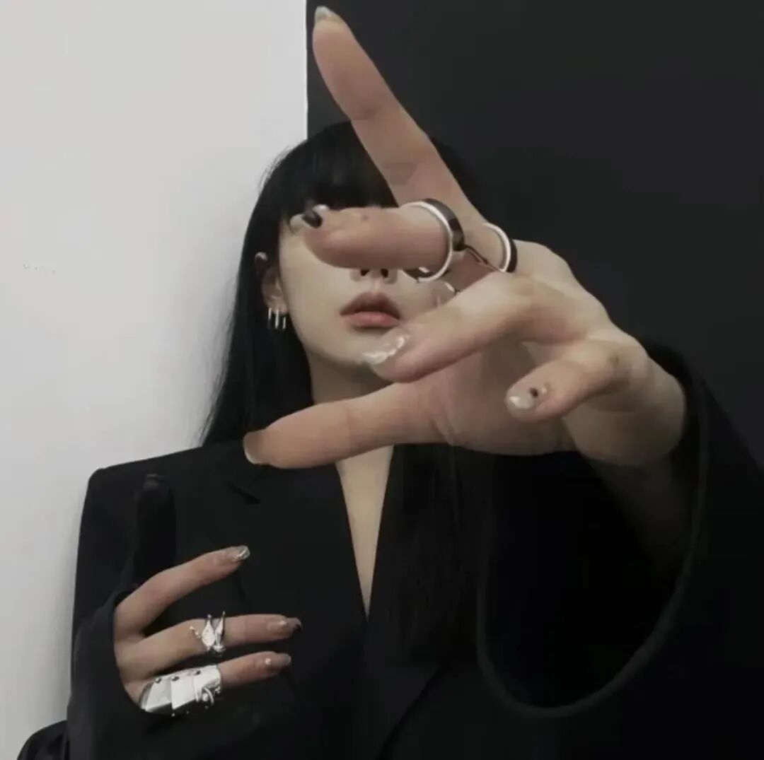 手势很飒女生头像