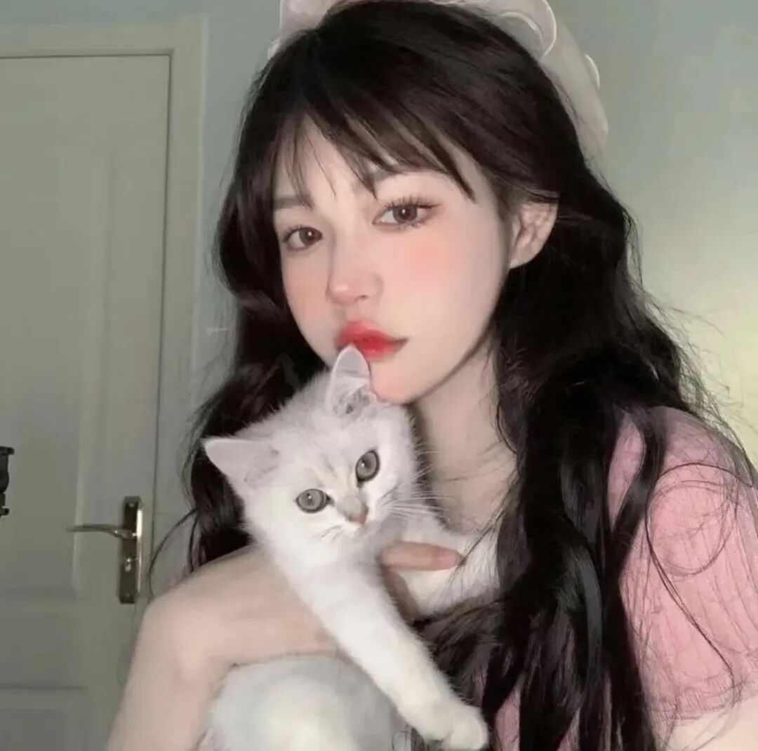 抱着猫咪甜妹女生头像