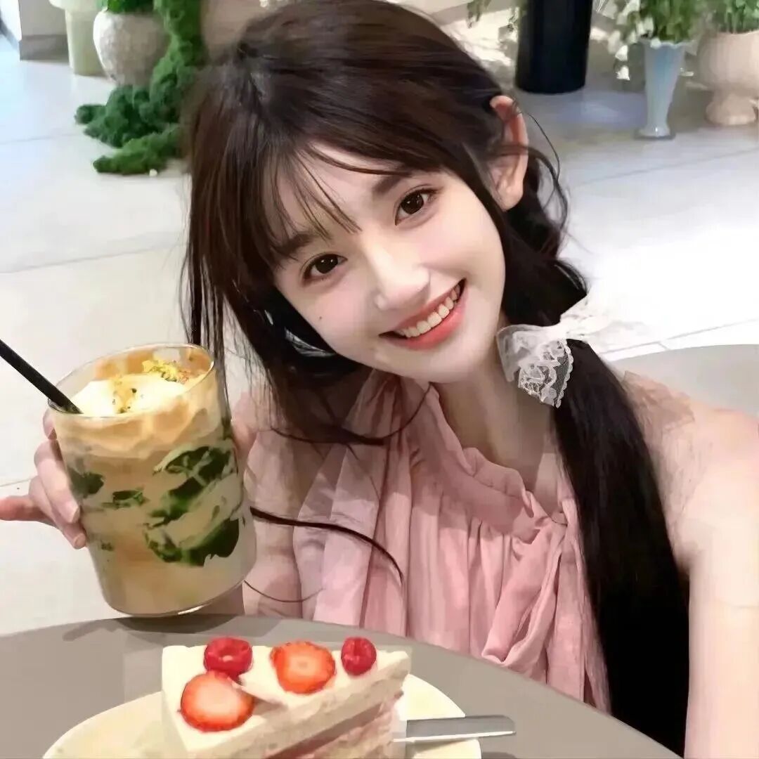 喝饮料甜妹爱笑女生头像
