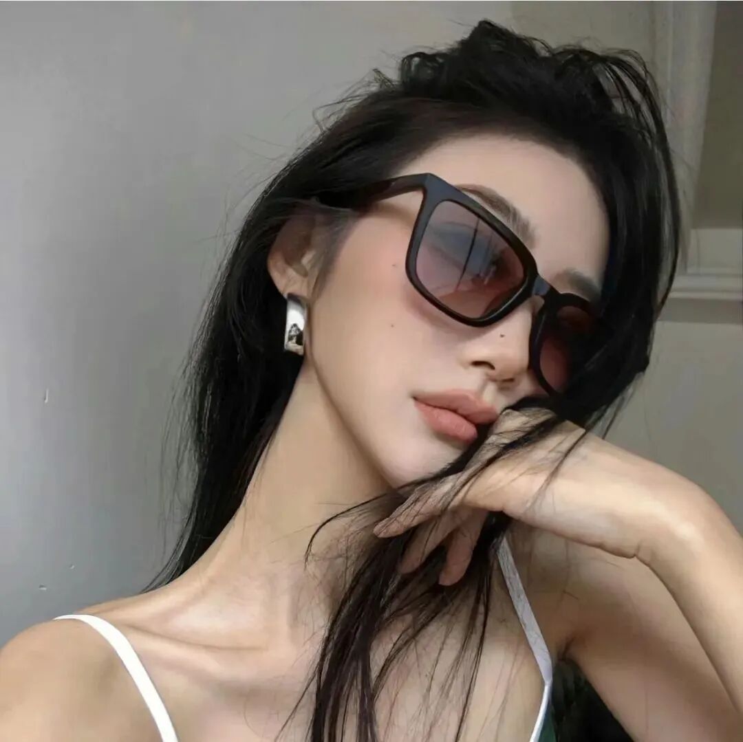 墨镜很飒女生头像