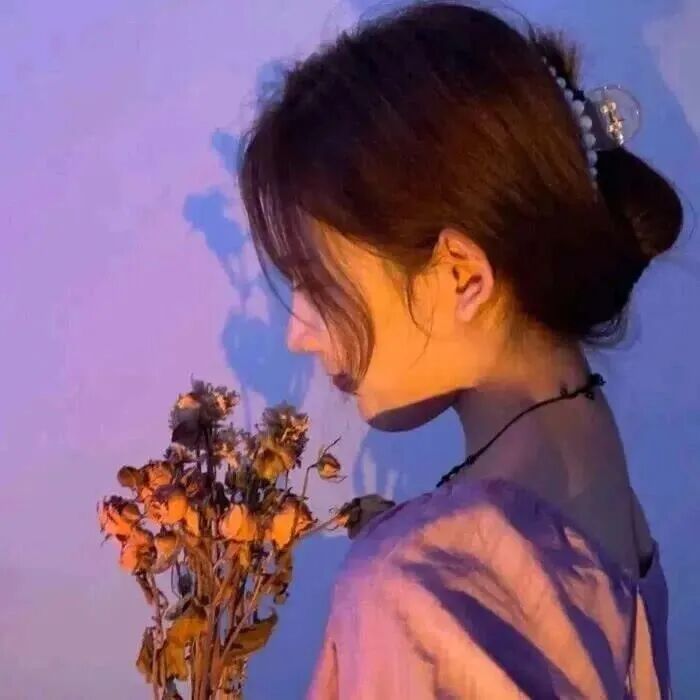 紫色系鲜花温柔侧脸女生头像