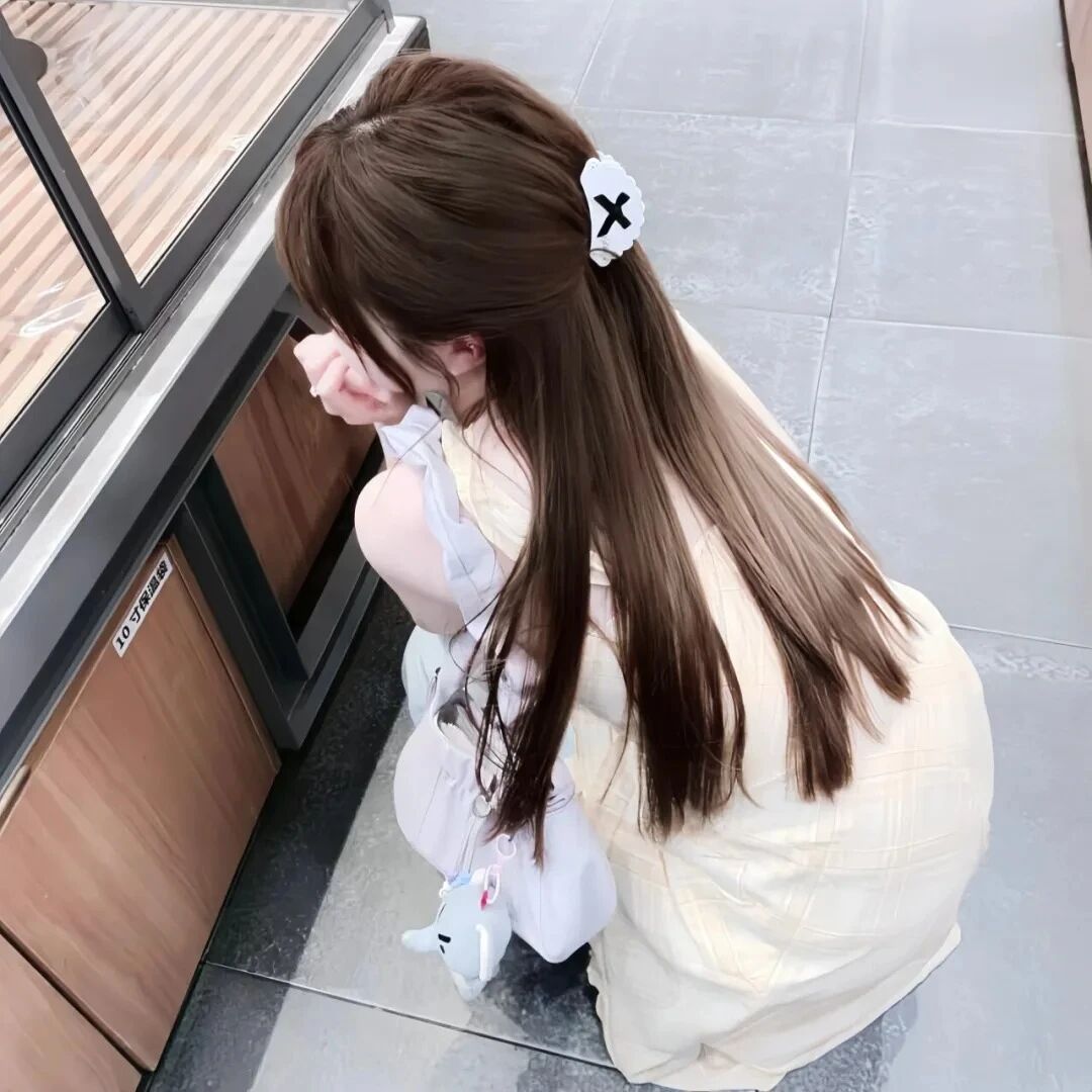 蹲着不露脸甜妹女生头像