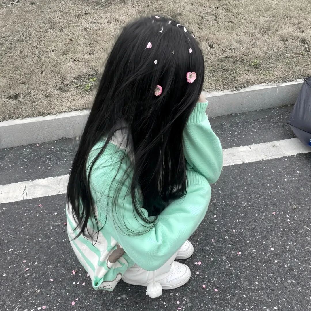 蹲着少萝不露脸女生头像