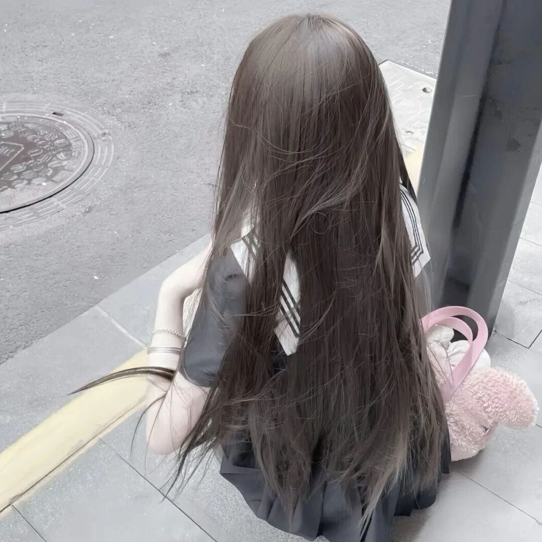 蹲着少萝不露脸女生头像