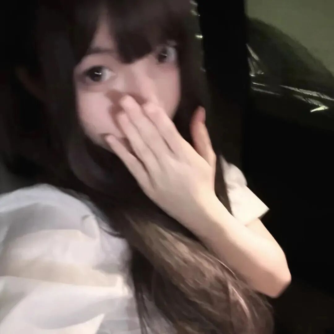 捂嘴少萝女生头像