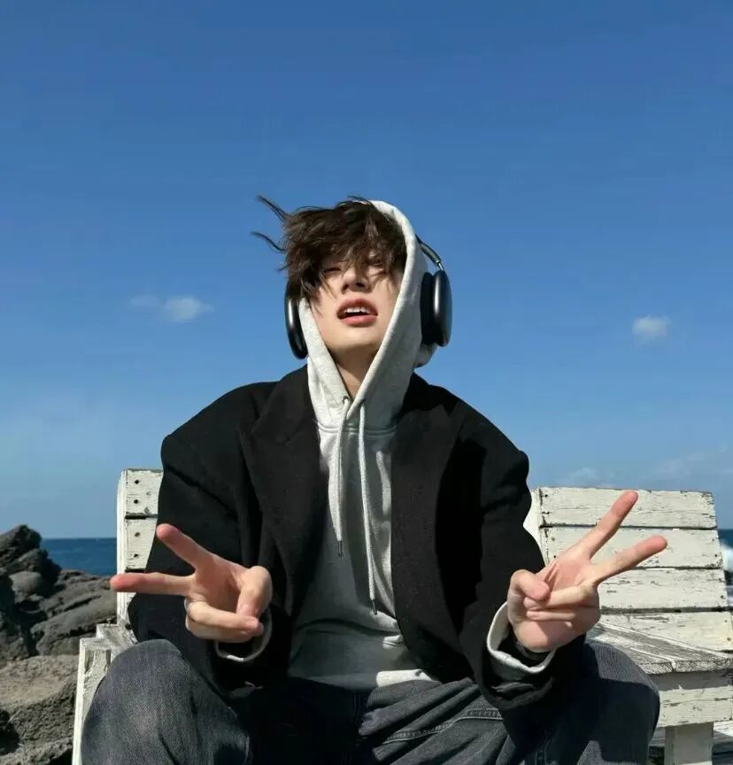 剪刀手个性男生头像