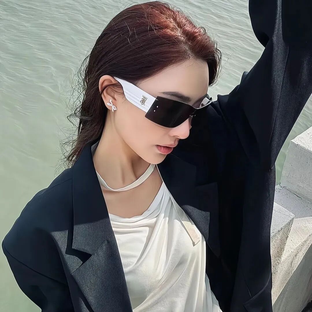 墨镜高冷女生头像