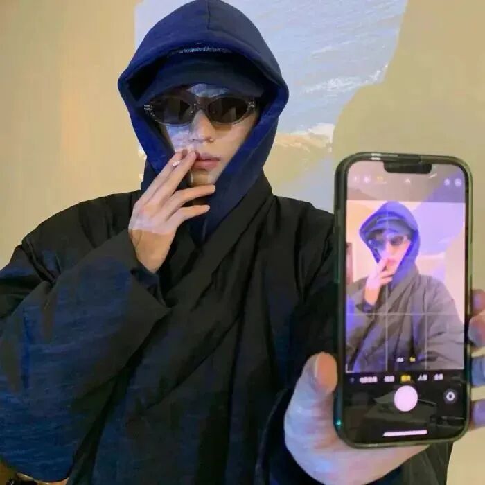 自拍手机墨镜冷酷动漫头像男