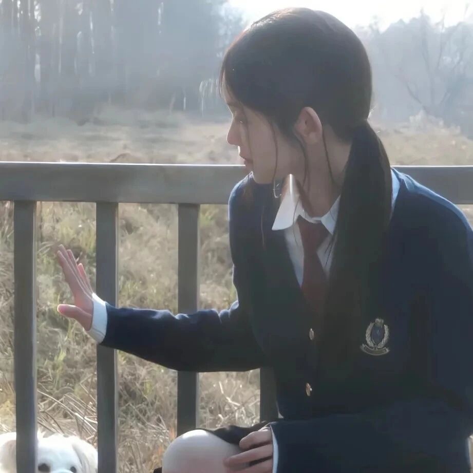 学院风侧脸女生头像