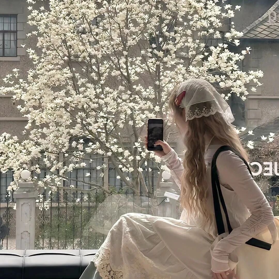 自拍手机温柔不露脸女生头像
