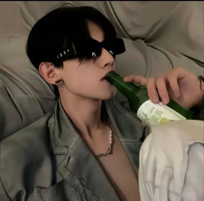 冷酷喝酒墨镜男生头像