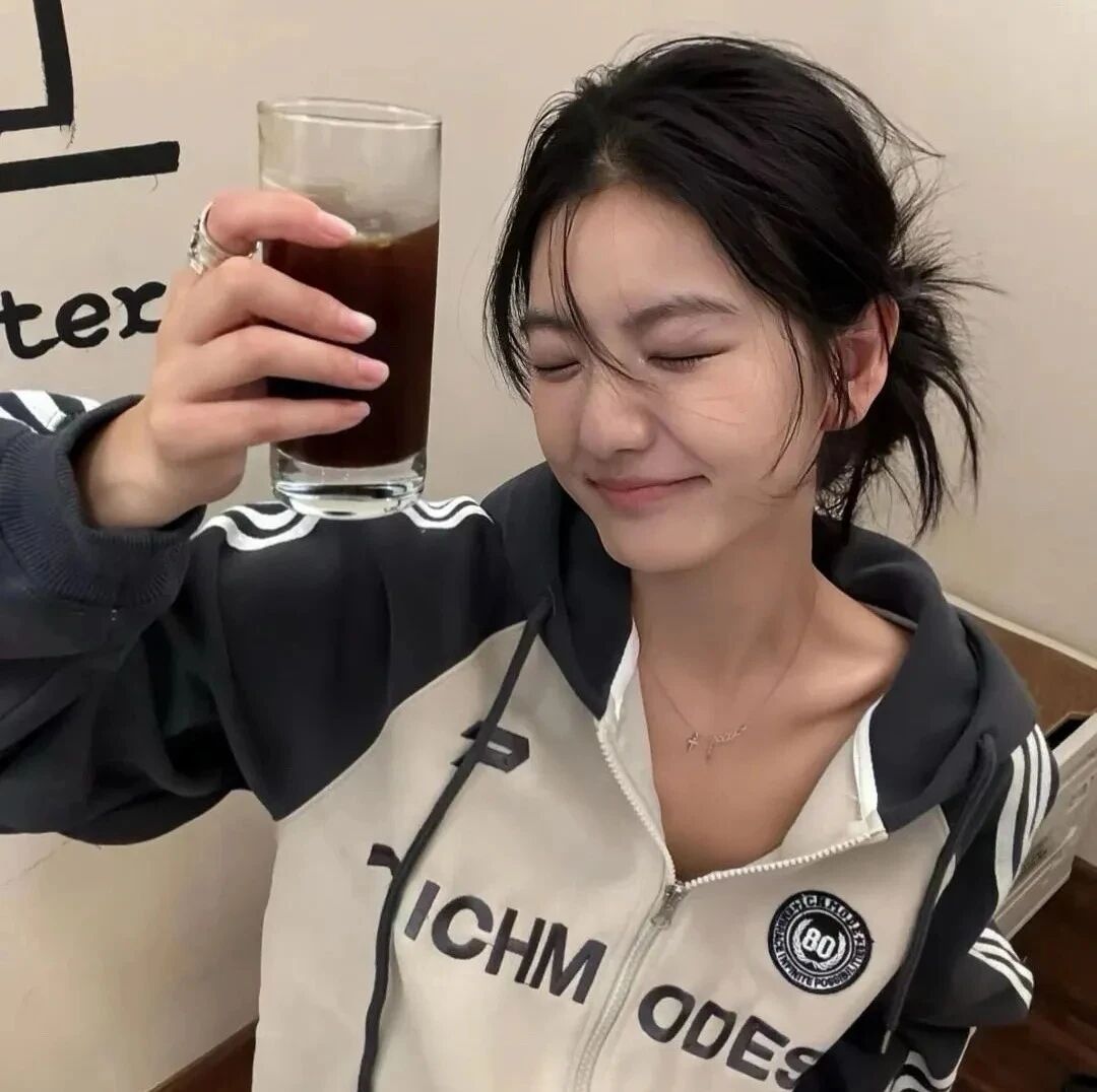 喝咖啡小众女生头像