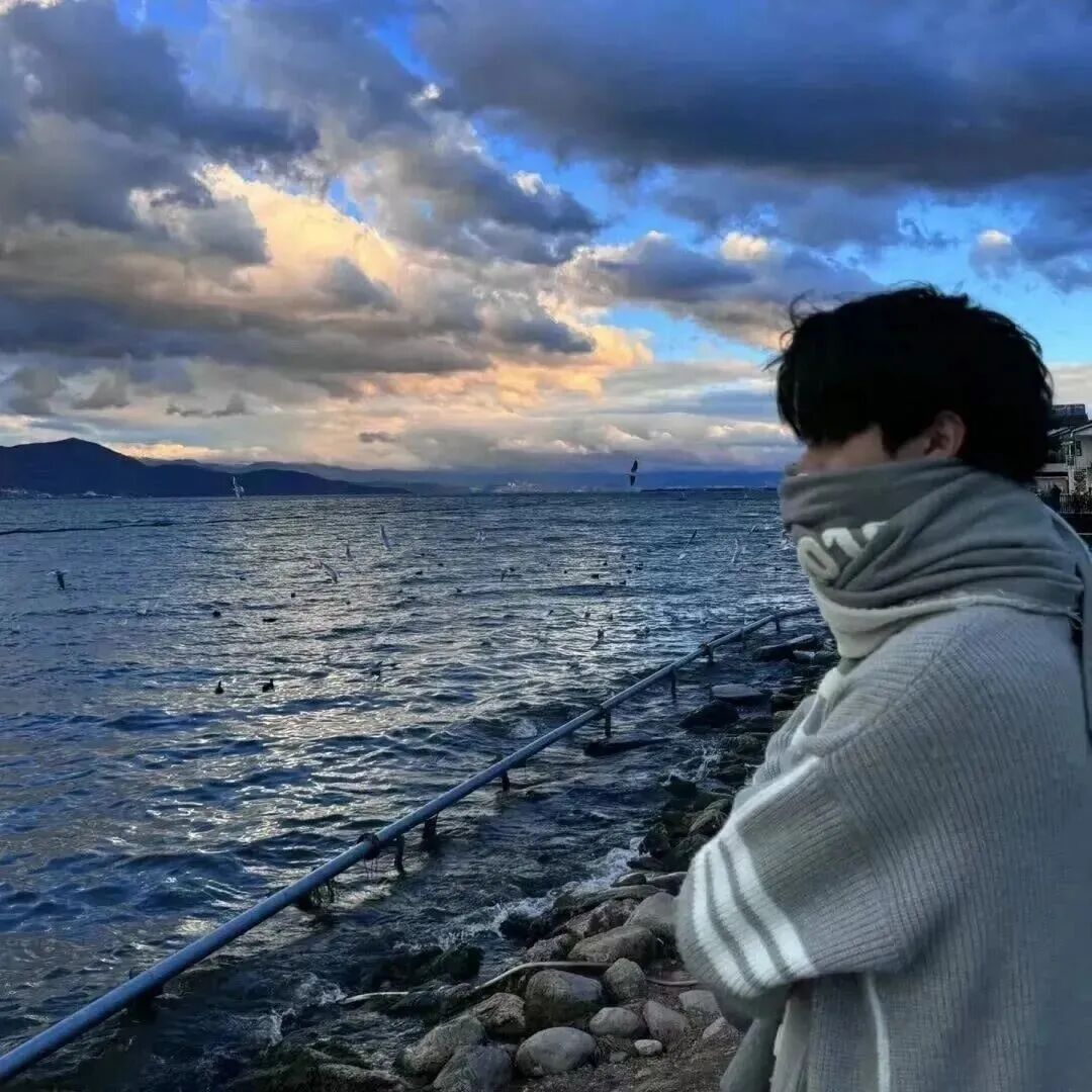 海边痞帅侧脸男生头像