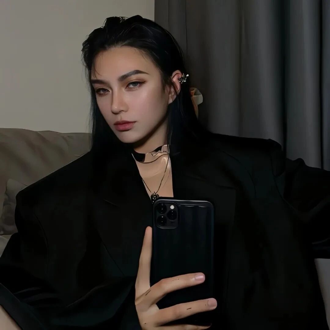 自拍手机很飒女生头像