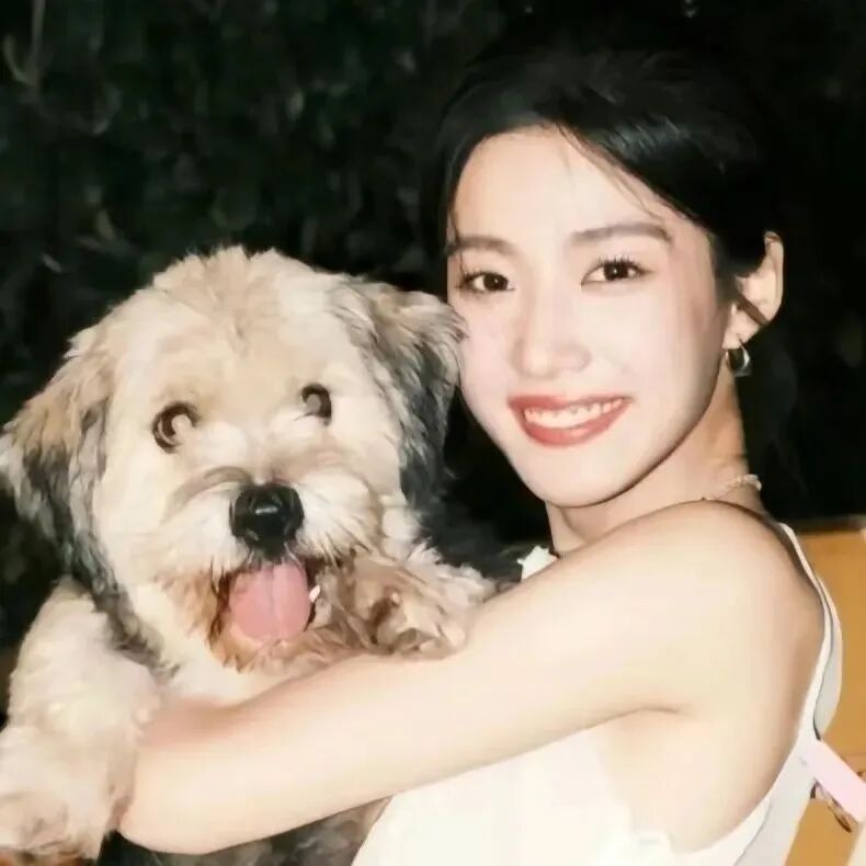 抱着狗狗温柔女生头像