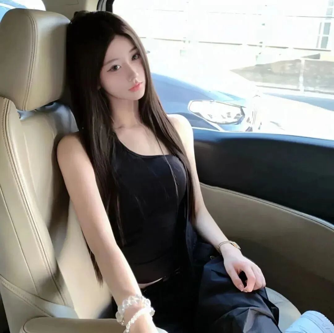 车内温柔女生头像