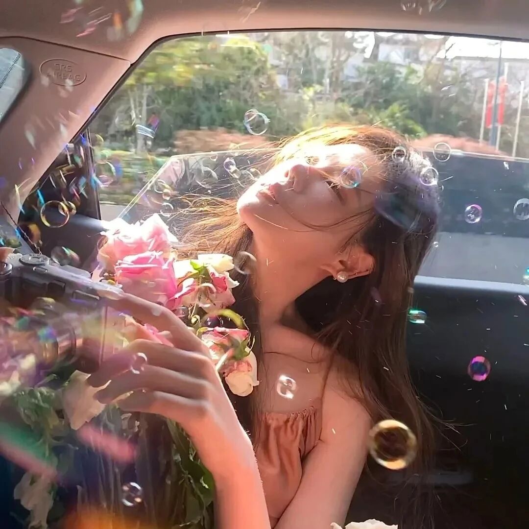 氛围感泡泡鲜花车内女生头像