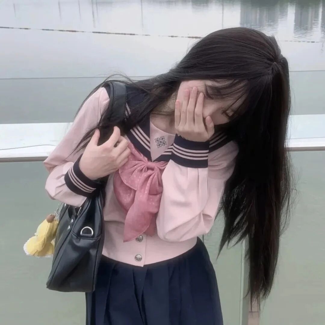 捂嘴学院风女生头像