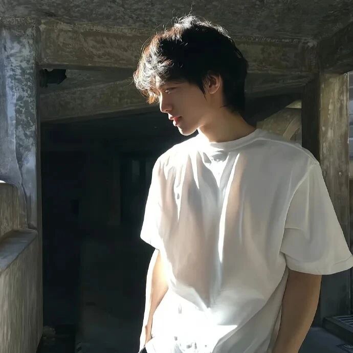 光感侧脸男生头像