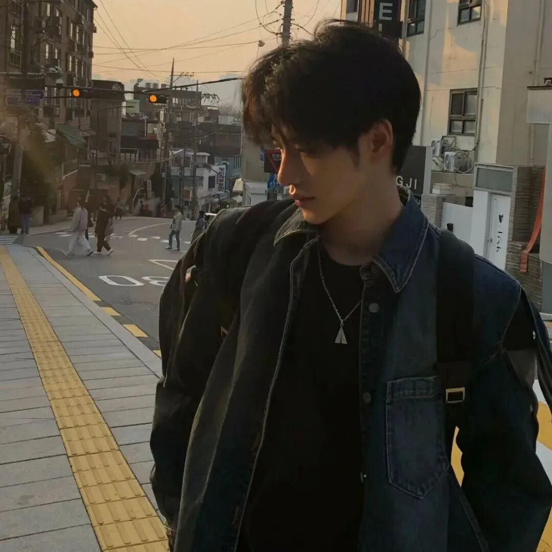 帅气侧脸男生头像