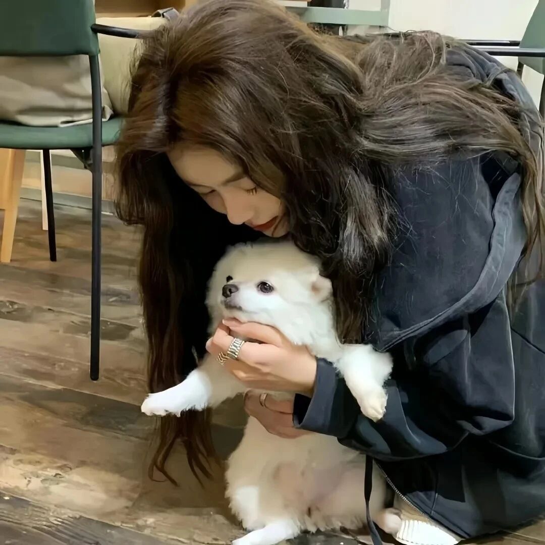 抱着狗狗甜妹女生头像